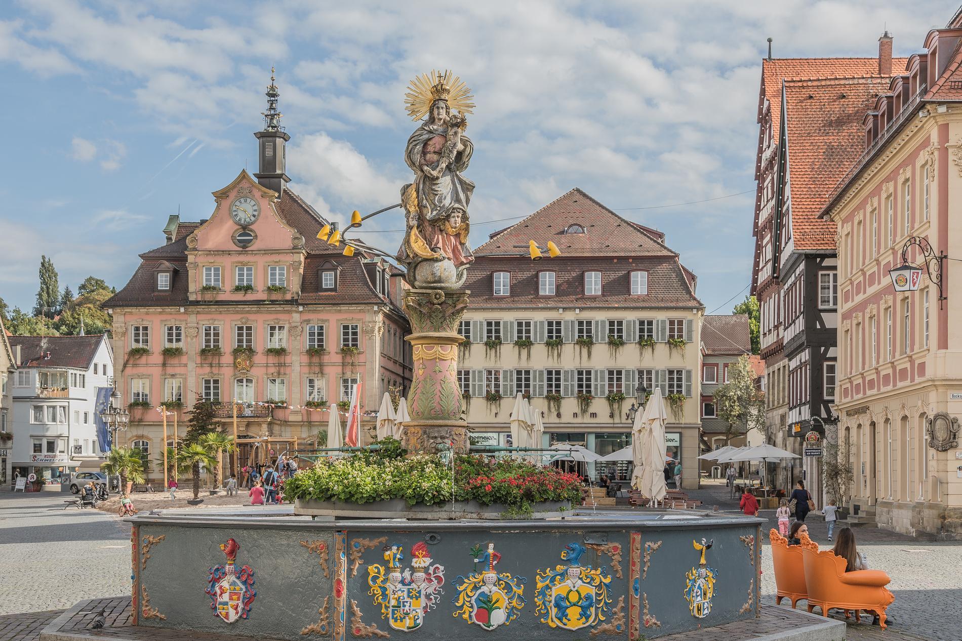 Marienbrunnen auf dem Marktplatz in Schwäbisch Gmünd in der Sonne.